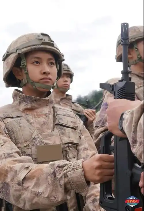 军服配置开始从1950年"50式"军装配发结合实际需要自行网上申领官兵可