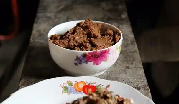 窝窝头,咸菜,大酱是聂家人一年到头不变的主要食物,以至于这么多年