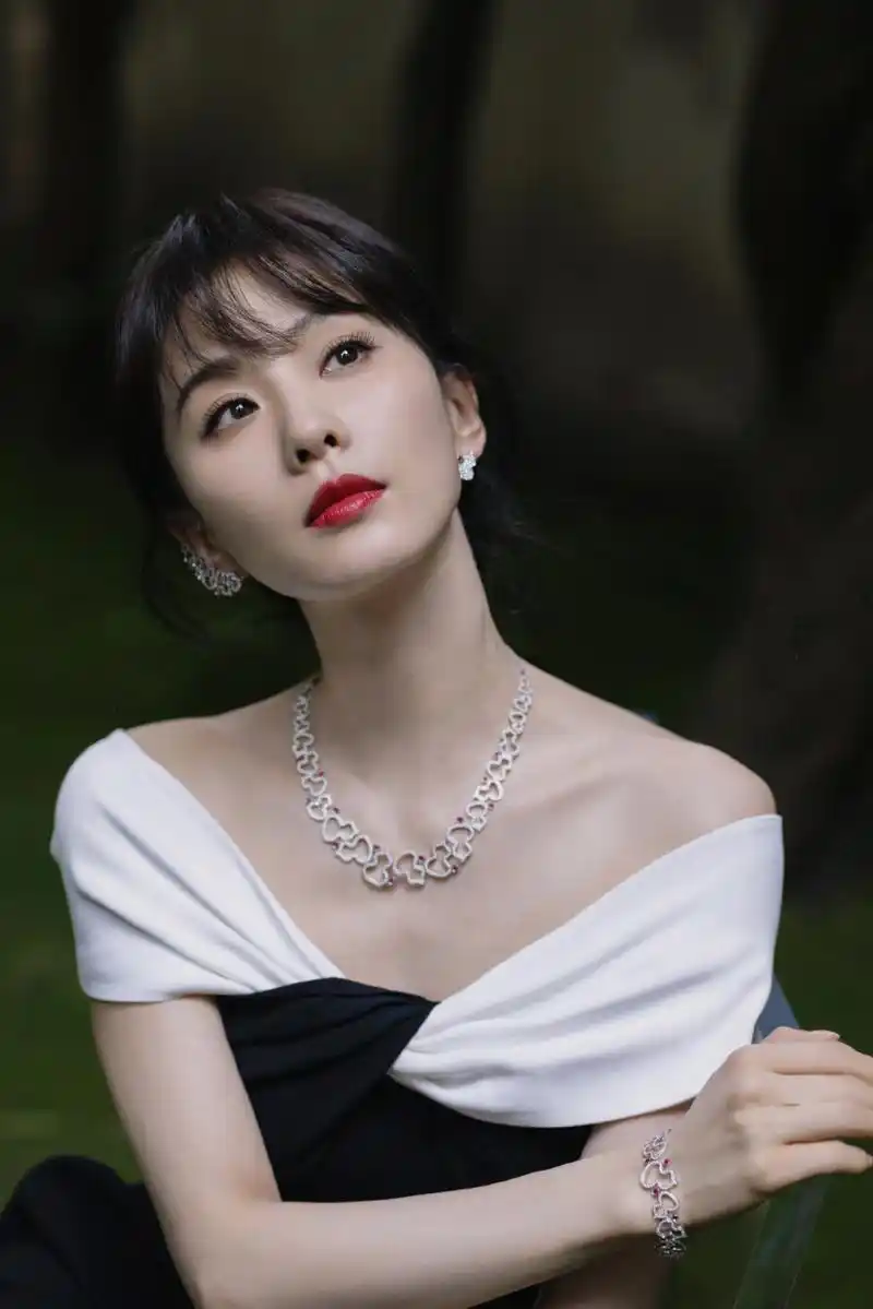 刘诗诗的项链好好看,一袭黑白礼服裙,温婉优雅大气迷人