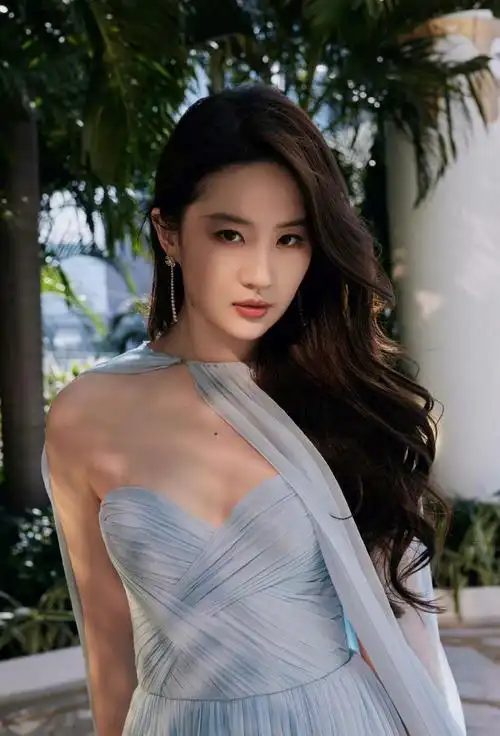 刘亦菲 澳门国际电影节##刘亦菲蓝色抹胸纱裙