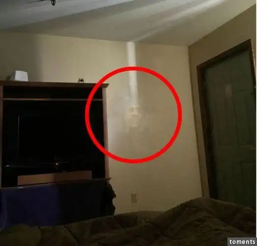 女友告诉男友她家在闹鬼,但是男友都不相信,直到他亲眼看见并拍下墙壁