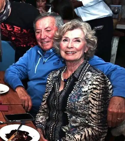 77岁气质出众,美貌外孙女罕露面|李香凝|布鲁斯威利斯|琳达_网易订阅