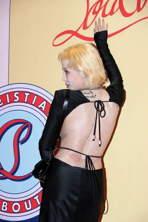 韩国纹身狂魔金泫雅玉足欣赏全身上下每个部位都纹有东西吧