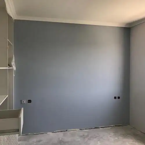 最后决定主卧墙面颜色做成灰蓝色刚开始包工头说的是用多乐士的漆,我