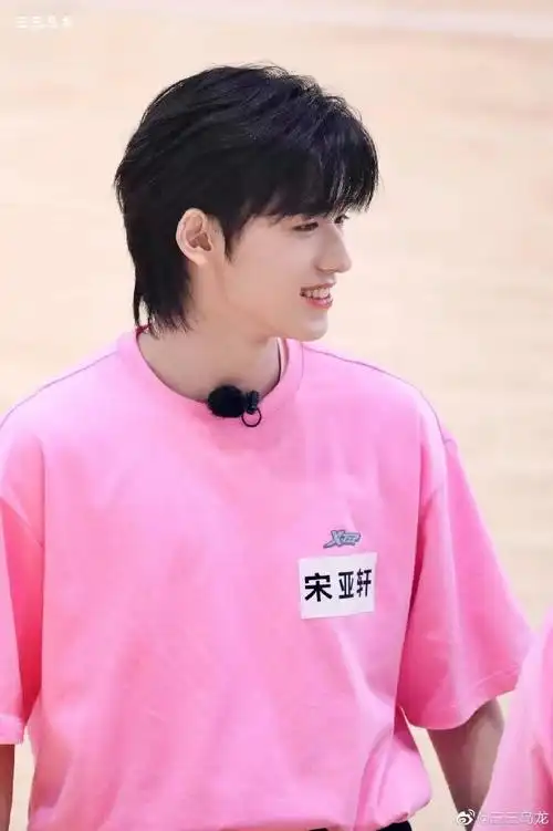 粉色衣服衬的小宋更嫩了,软乎乎#宋亚轩夏日运动会饭拍#@时代少年团