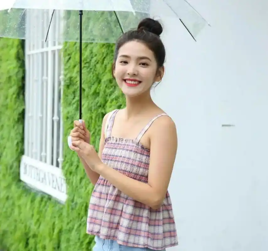 章若楠出道前当过模特时的照片,差点误以为是吴倩,好像啊.