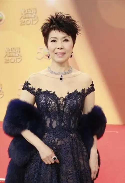 关菊英真是tvb实力演员穿裙子爱配皮草披肩富贵感藏不住了