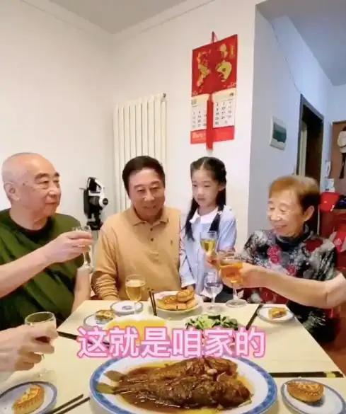 冯巩和大哥一家过中秋坐高铁回家亲自下厨冯家小外孙女也露面