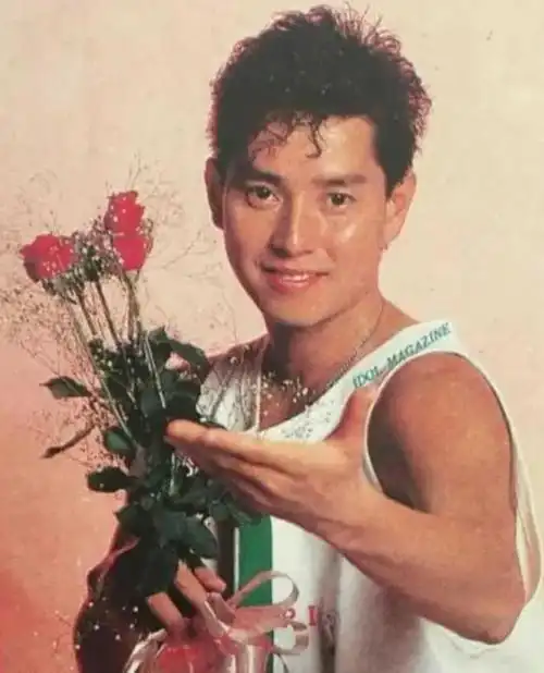 香港歌王谭咏麟身家超10亿现任是歌迷原配远离世俗出家为尼