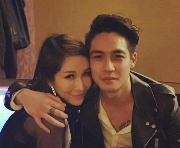 19年换17个男朋友43岁的音乐女王萧亚轩脸蛋变化大