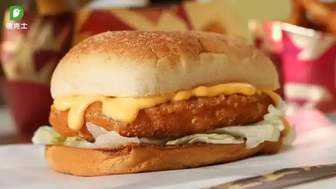 曼食小厨房把爆浆芝士鸡排夹进芝士汉堡这是什么真香组合