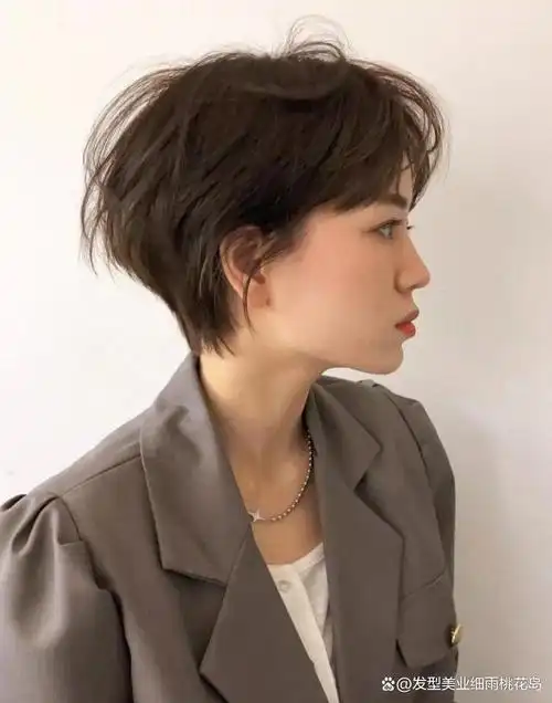 职场最爱的短发设计之一,看起来干练有气场,也容易打理,轻熟风的挂耳