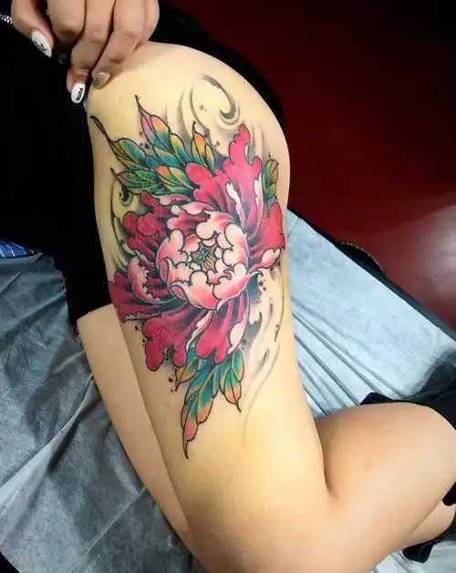 牡丹纹身图片_腿部新传统纹身图案