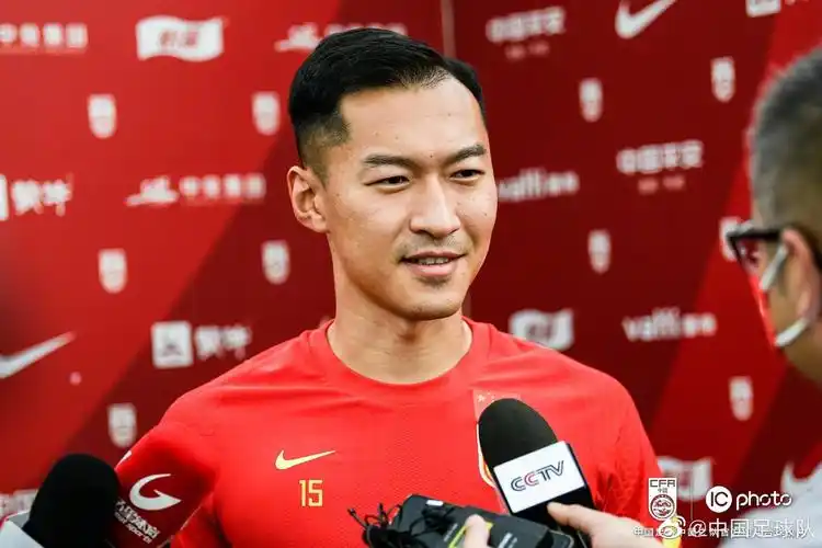 国足加速备战12强赛 吴曦接受采访笑容自信(图)