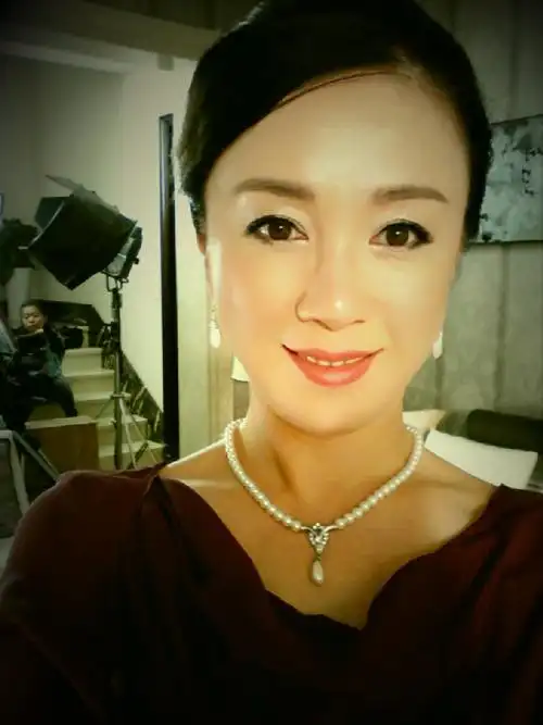 傅艺伟从年轻美到老穿西装搭小礼帽洋气时尚56岁风采依旧