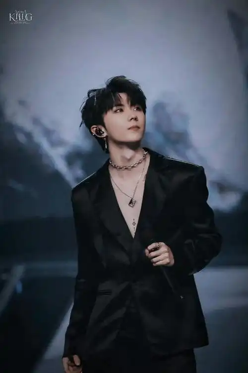 马嘉祺露背西装这谁受得了啊我恨我为什么没抢到票啊啊啊啊