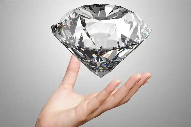 钻石到底有多硬?用铁锤能砸碎钻石吗?结果可能和想象的不太一样