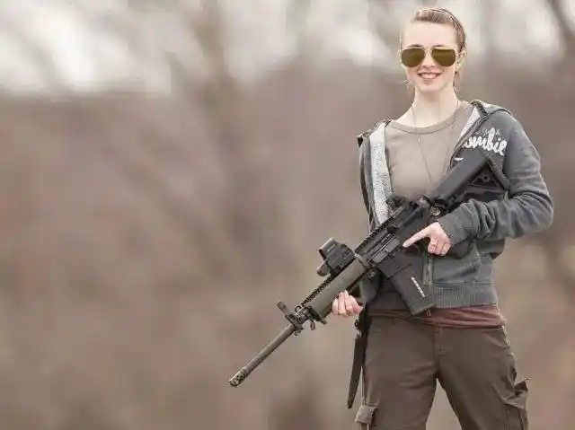 感觉还是我军女兵持枪最美!英姿飒爽!