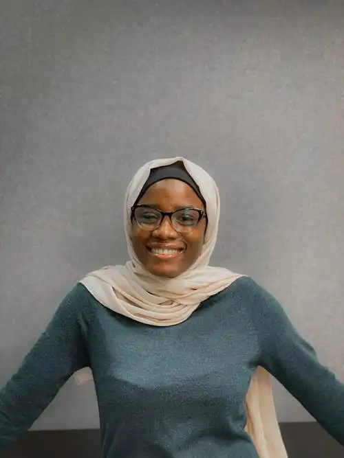 近视戴眼镜的美女图片