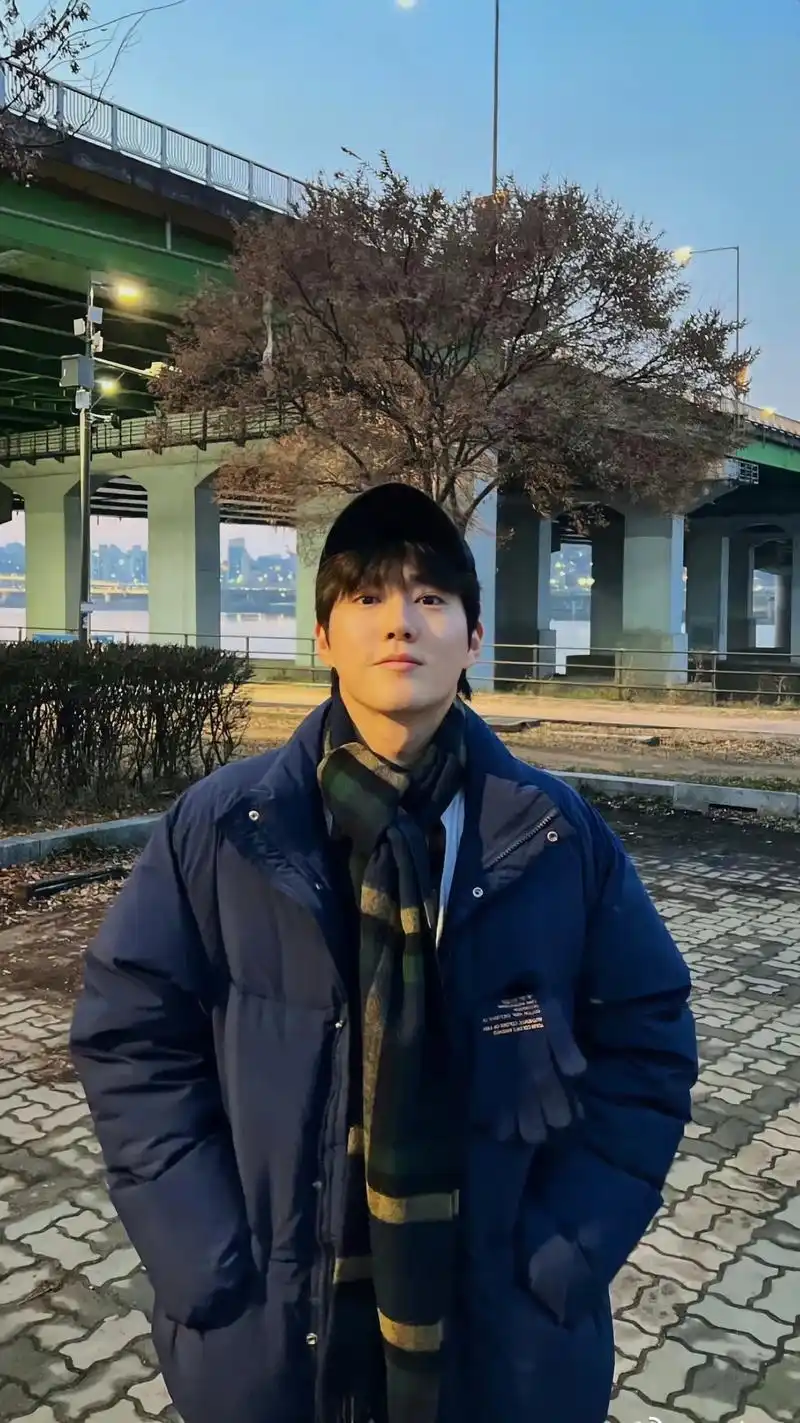 这哥真的很会穿#exo #壁纸 #金俊勉 - 抖音