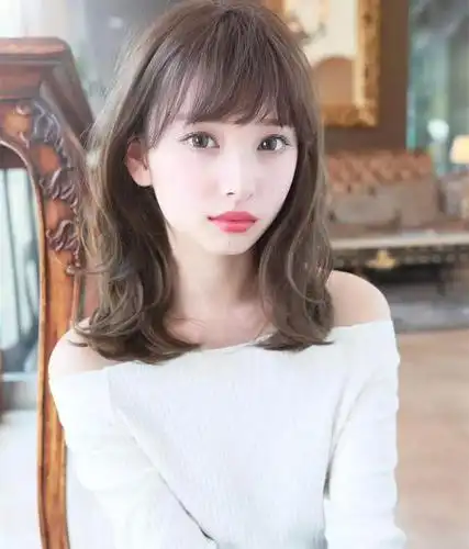 中长发是非常有女人味的发型,而且也非常显气质.