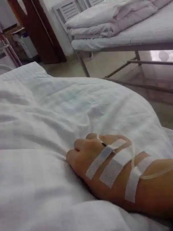 我女朋友生病了,我们吵架了,她不挂吊针,不愿意告诉