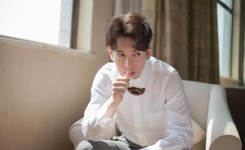 分享一组韩栋图片给大家,图中的明星图片壁纸会点缀你的电脑桌面,美化