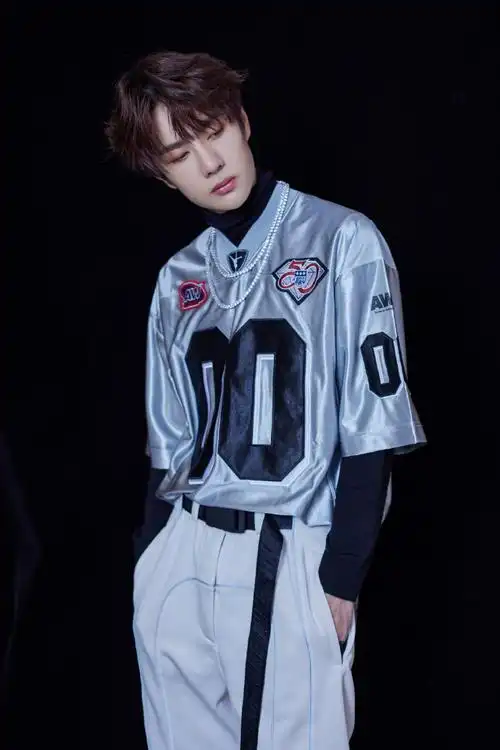 大家还记得这是哪次舞台的造型吗    @uniq-王一博