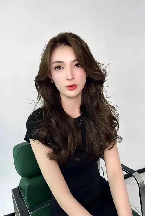 在发型的设计和选择上,既要考虑到自身的气质和个性特点,也要与时俱进