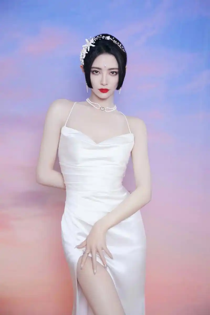 许佳琪# 一白色露背吊带裙,肤白貌美的容颜,窈窕曼妙的身材,前凸后翘