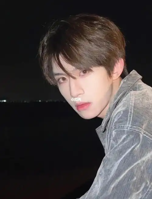 亚麻冷棕男生秋