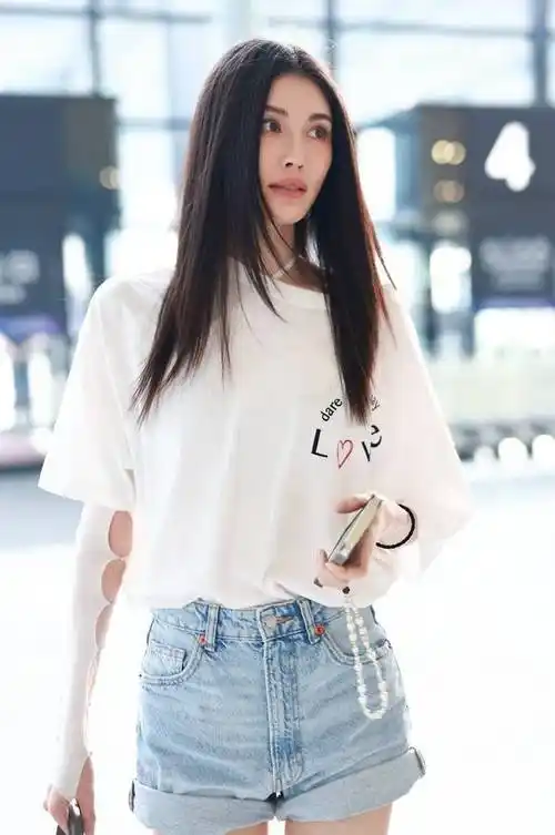 何穗现身上海虹桥机场白t短裤简约松弛