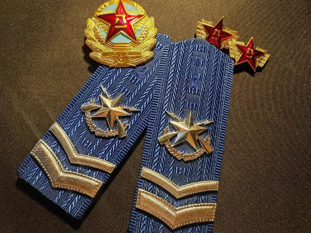 99式士官军衔共六个级别. 相对于一级二级,三级有 - 抖音