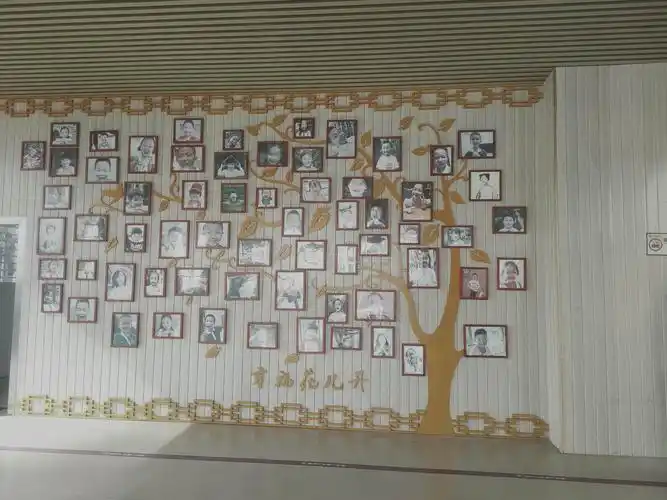 "笑脸墙"上,一张张可爱的笑脸,充满朝气与快乐,搏人眼球.