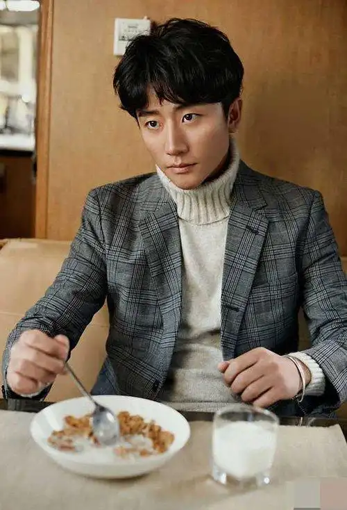 男生韩式微卷短头发超养眼 潮流纹理烫发成为关注焦点