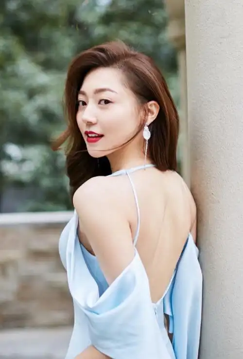 简介:黄梦莹蓝色礼服性感写真图片,分享一组黄梦莹图片给大家,图中的