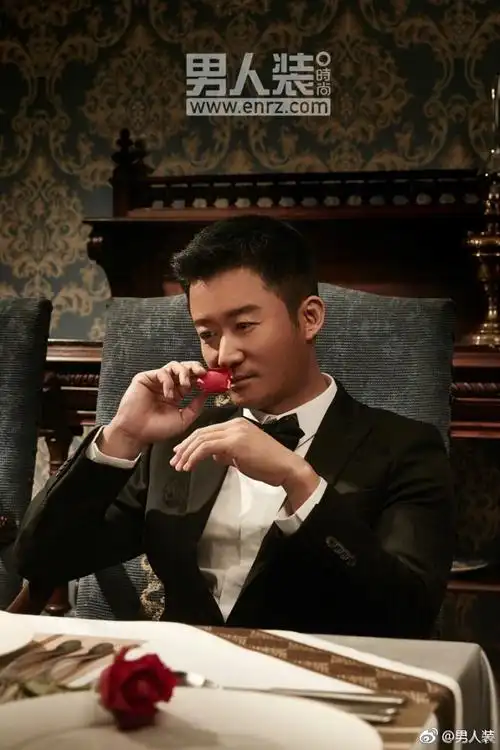 吴京黑色西装变型男 怀抱萌宠手持玫瑰一改硬汉形象
