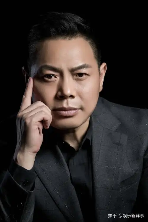 在诠释忙碌工作后稍得休息的职场男士,平静中透着一丝运筹帷幄的成熟