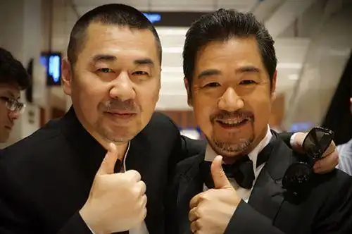 陈建斌和张国立合影.