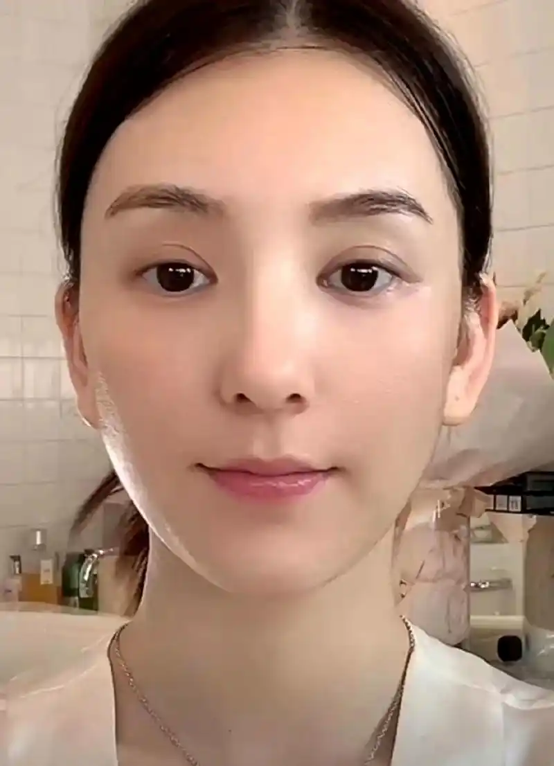 方媛素颜,近距离画面也看不到瑕疵,五官确实比普通人要上镜