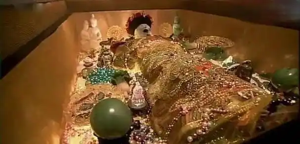 死后三次出入棺材,下葬当天棺材有血水渗出,慈禧墓发生了什么?