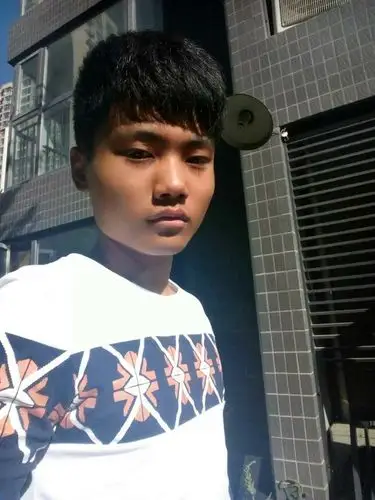 本人男,身高180属于瘦高的那种,皮肤黑,穿这个体恤好看吗?