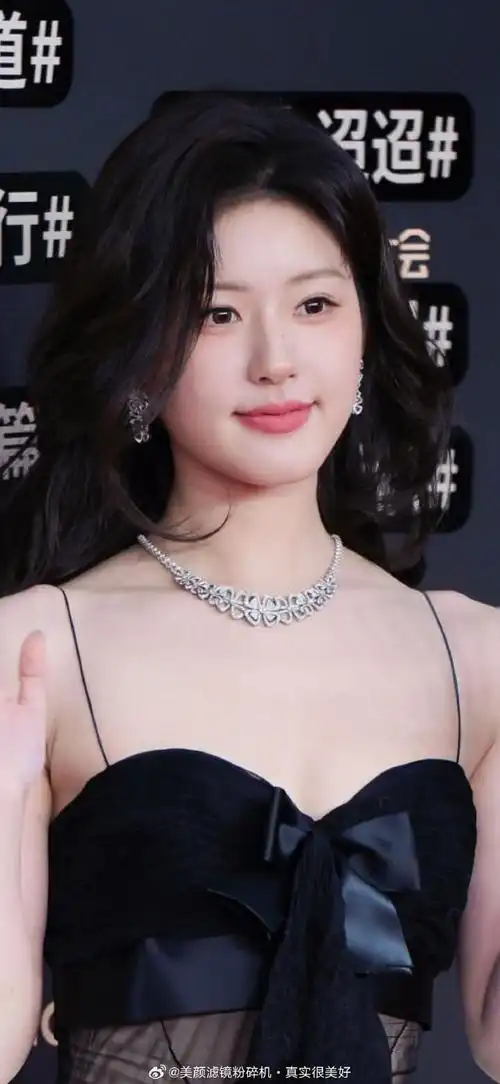 这组没发过赵露思红毯新闻图#赵露思替身发文