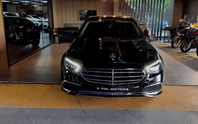 2022款奔驰e300静态体验这颜值给我一个不买的理由