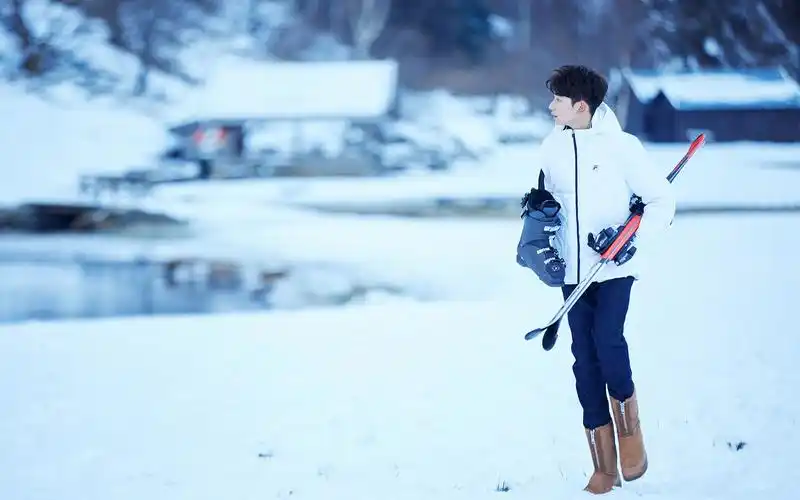 tfboys王源冬日户外帅气壁纸_冰雪之间干净少年