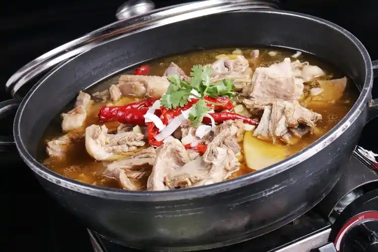 色白嫩,汤色清亮,最大限度的保留了羊肉独有的鲜香,是不可多得的人间