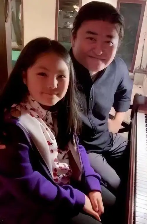 回顾刘欢和媳妇相识9天闪婚相守35年却依旧把普通妻子当做宝