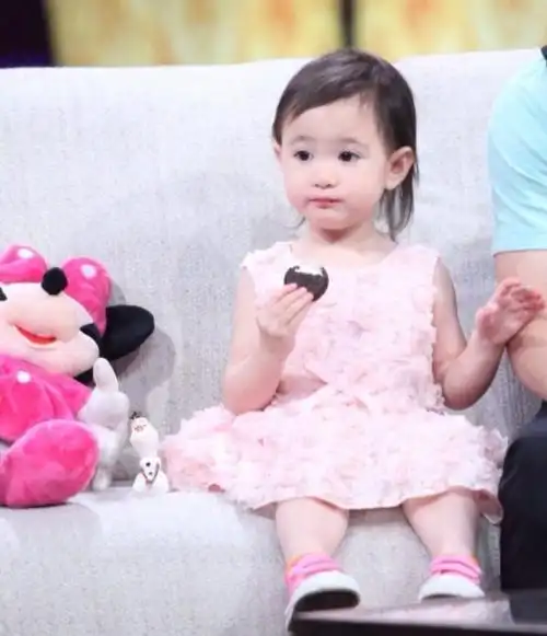 李小鹏全家福曝光 奥莉成长实录萌化网友