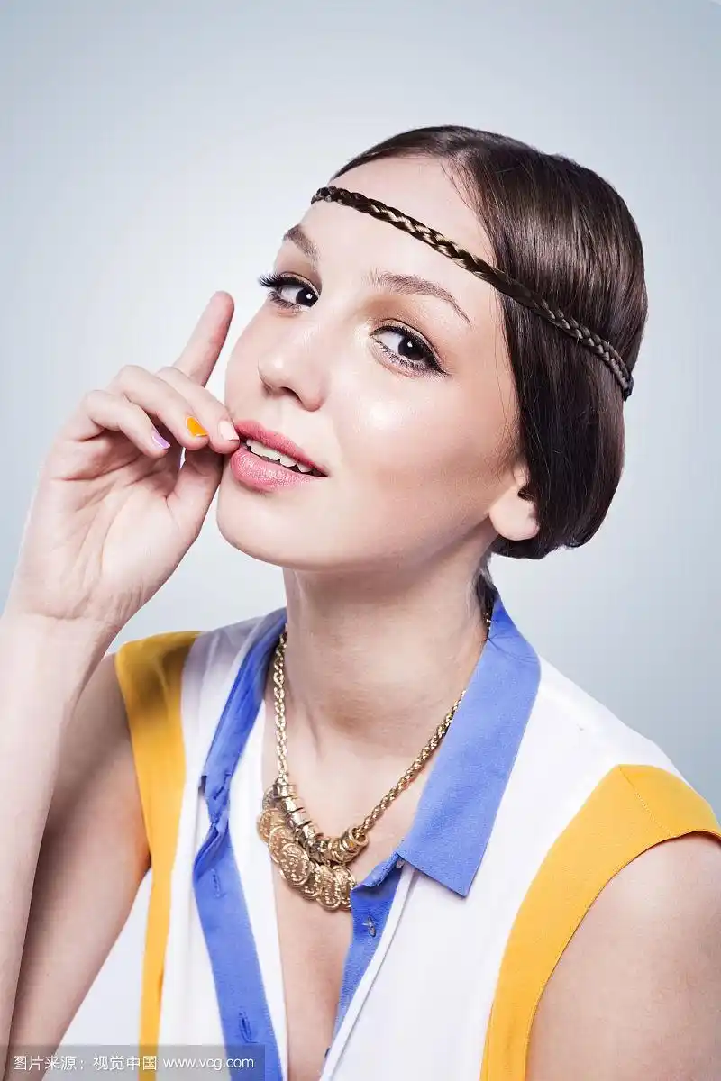 穿着时尚的外国女青年