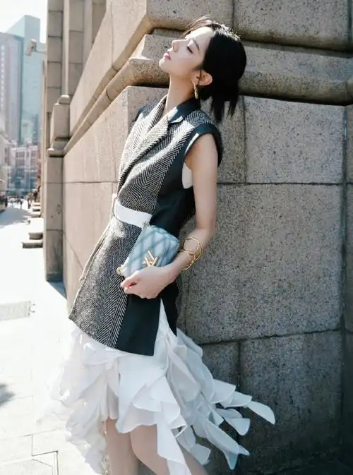 庄达菲高跟鞋出去拖鞋回来